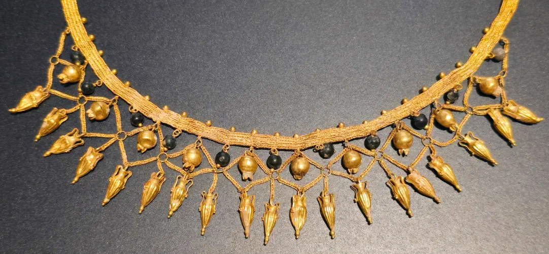 Oxfordshire, Oxford, Gold necklace with beads, Ashmolean Museum
