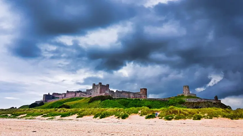 Northumbria, Bamburgh, Bamburgh Castle and beach